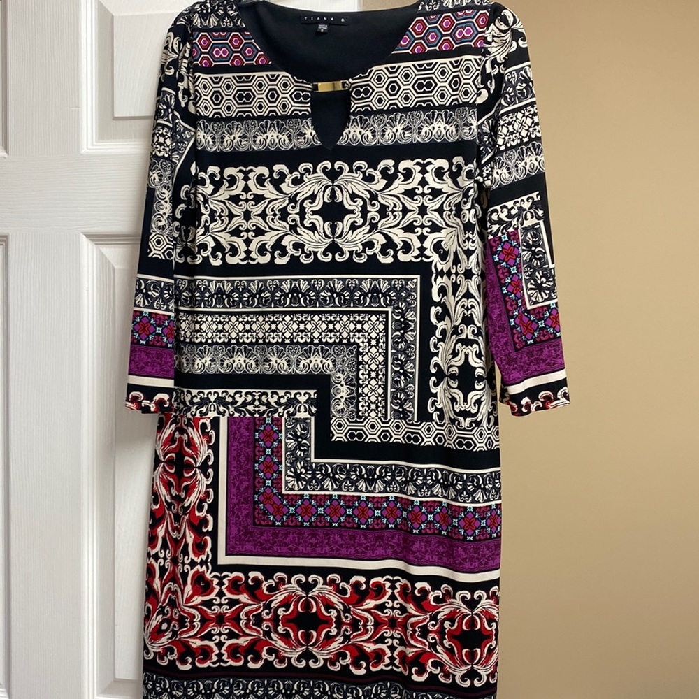 Tiana B summer dress. 95% polyester/5% spandex. Like new condition.